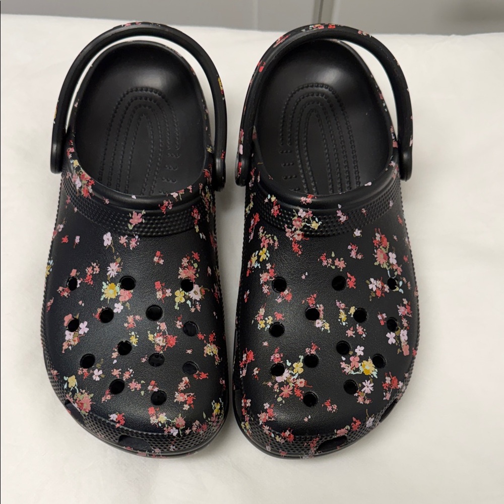 CROCS Unisex Black Floral Classic Clog Sandals  size 9 men’s or 11 women’s .